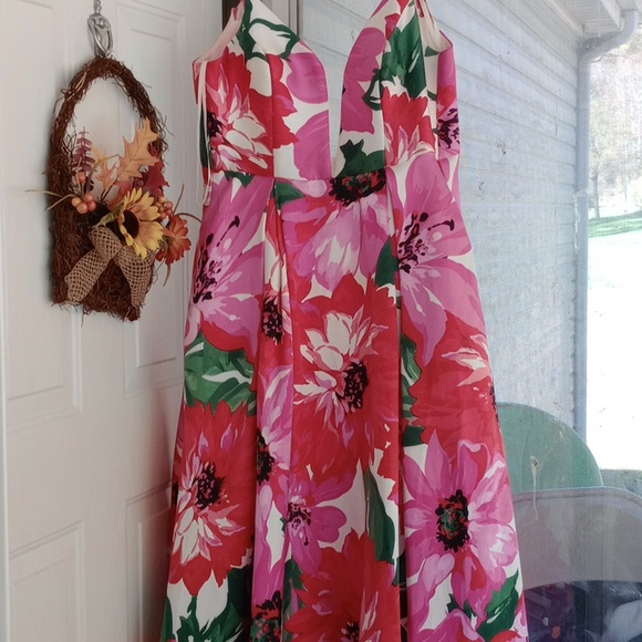 Formal dress - Picture 1 of 2